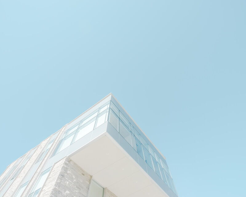 Moderne Architektur vor hellblauem Himmel