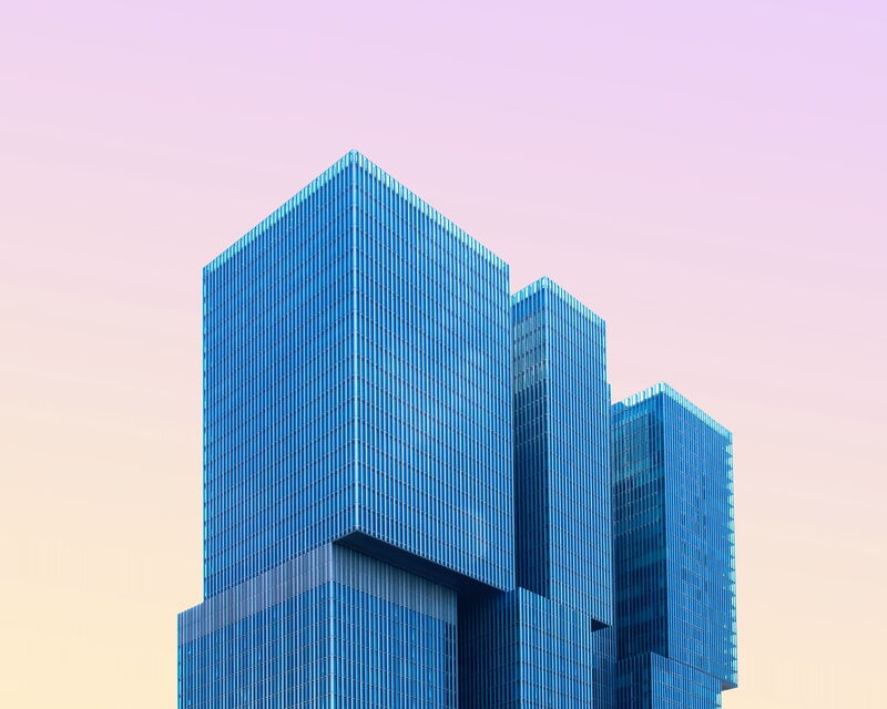 Moderne Architektur vor rosa Himmel